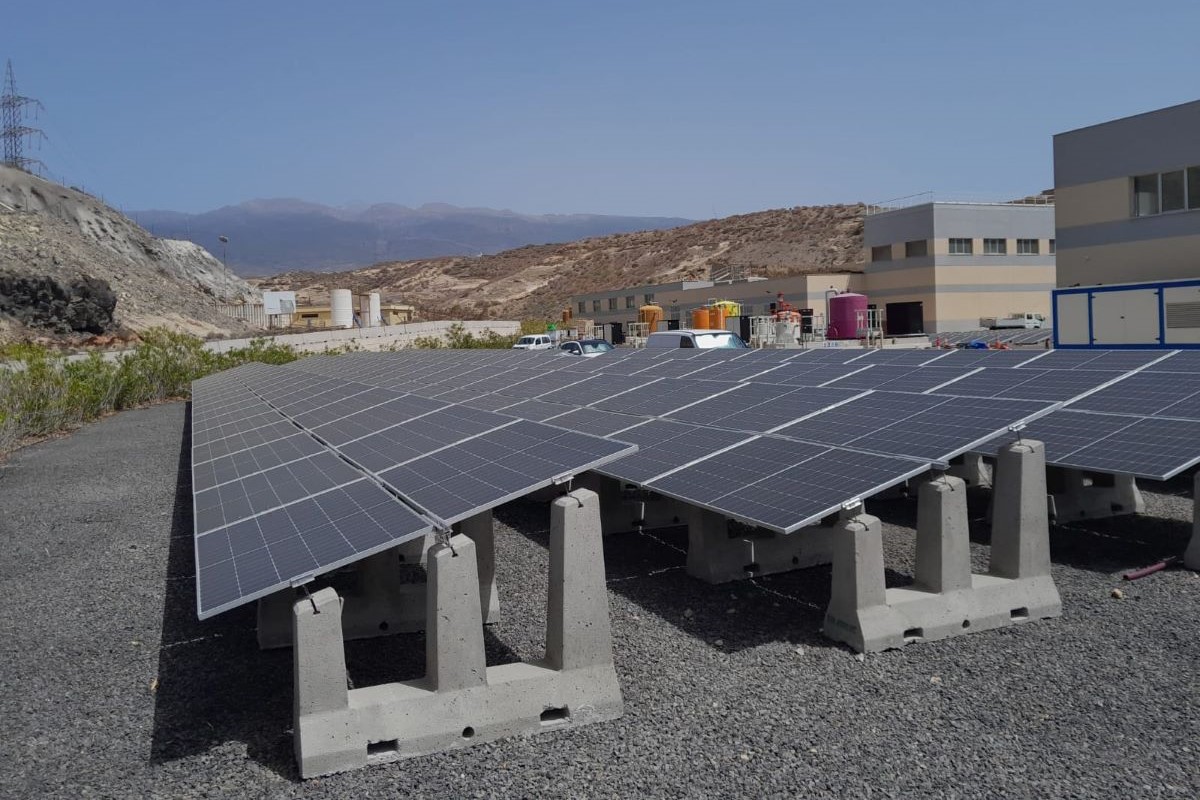 El Consejo Insular de Aguas de Tenerife ha adjudicado a Conacon Sando dos proyectos de instalación fotovoltaica, el primero en la estación desaladora de agua de mar de Fonsalía (EDAM) y el Depósito de Las Charquetas, y el segundo en la EDAM de Abona.