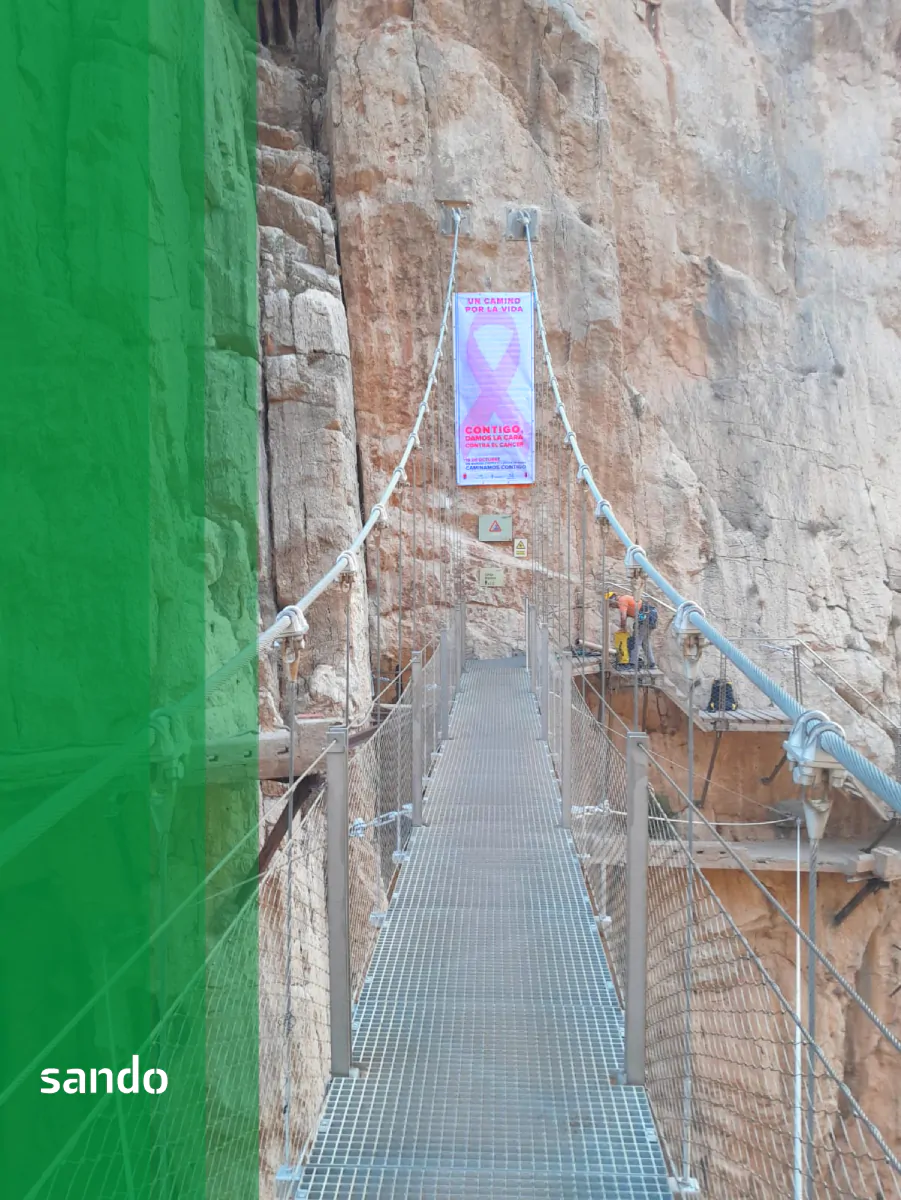 El Caminito del Rey se suma a los actos para conmemorar el Día Mundial contra el Cáncer de Mama, que se celebra este miércoles día 19 de octubre. La Diputación de Málaga, junto a las empresas que gestionan este espacio –Sando, Mundo y Salzillo– han organizado una actividad para concienciar sobre la trascendencia de esta enfermedad.  