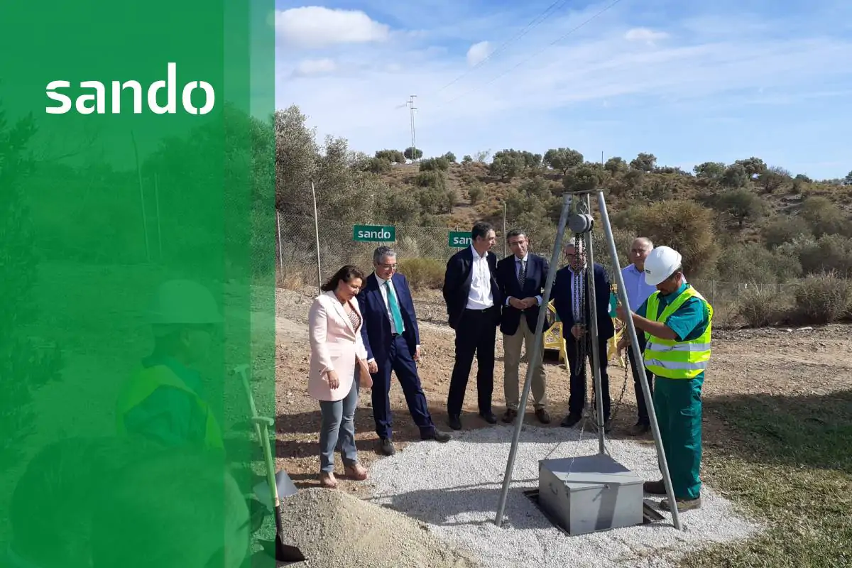 primera piedra de las obras de emergencia de la conexión del tratamiento terciario de la Estación Depuradora de Aguas Residuales (EDAR) de Rincón de la Victoria (Málaga) con los regadíos del Sector 8 del Plan Guaro.