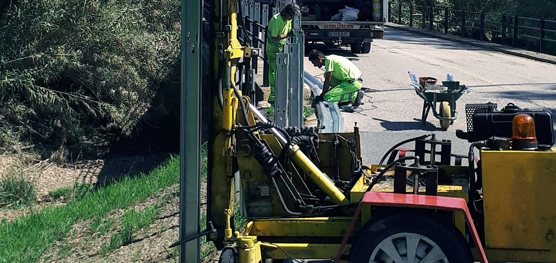 Servicio de instalación de barreras de seguridad e implantación de protecciones para motoristas