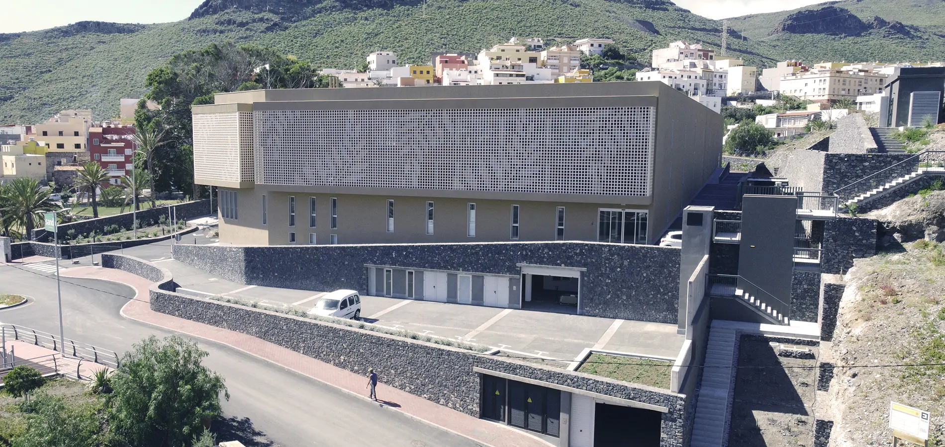 Sando ejecuta el Centro Sociosanitario de La Gomera, un complejo compuesto por un centro para personas mayores y un centro de día.