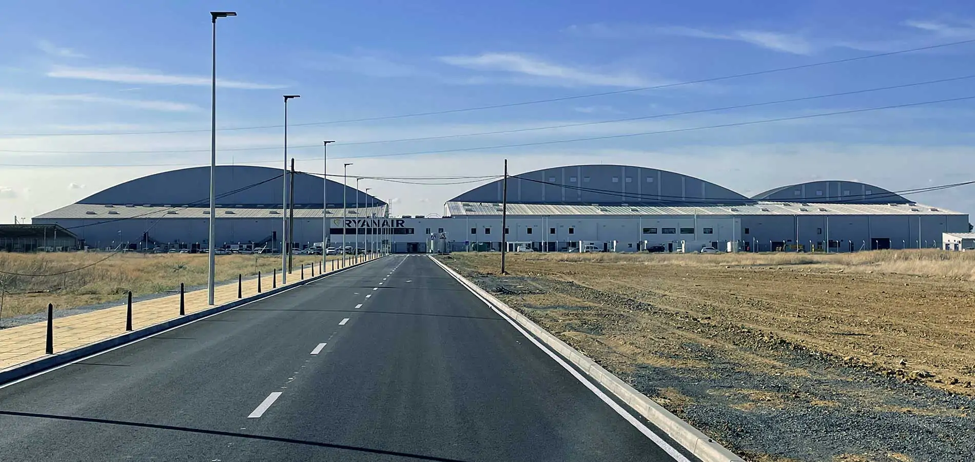 Hangar para Ryanair aeropuerto de sevilla sando