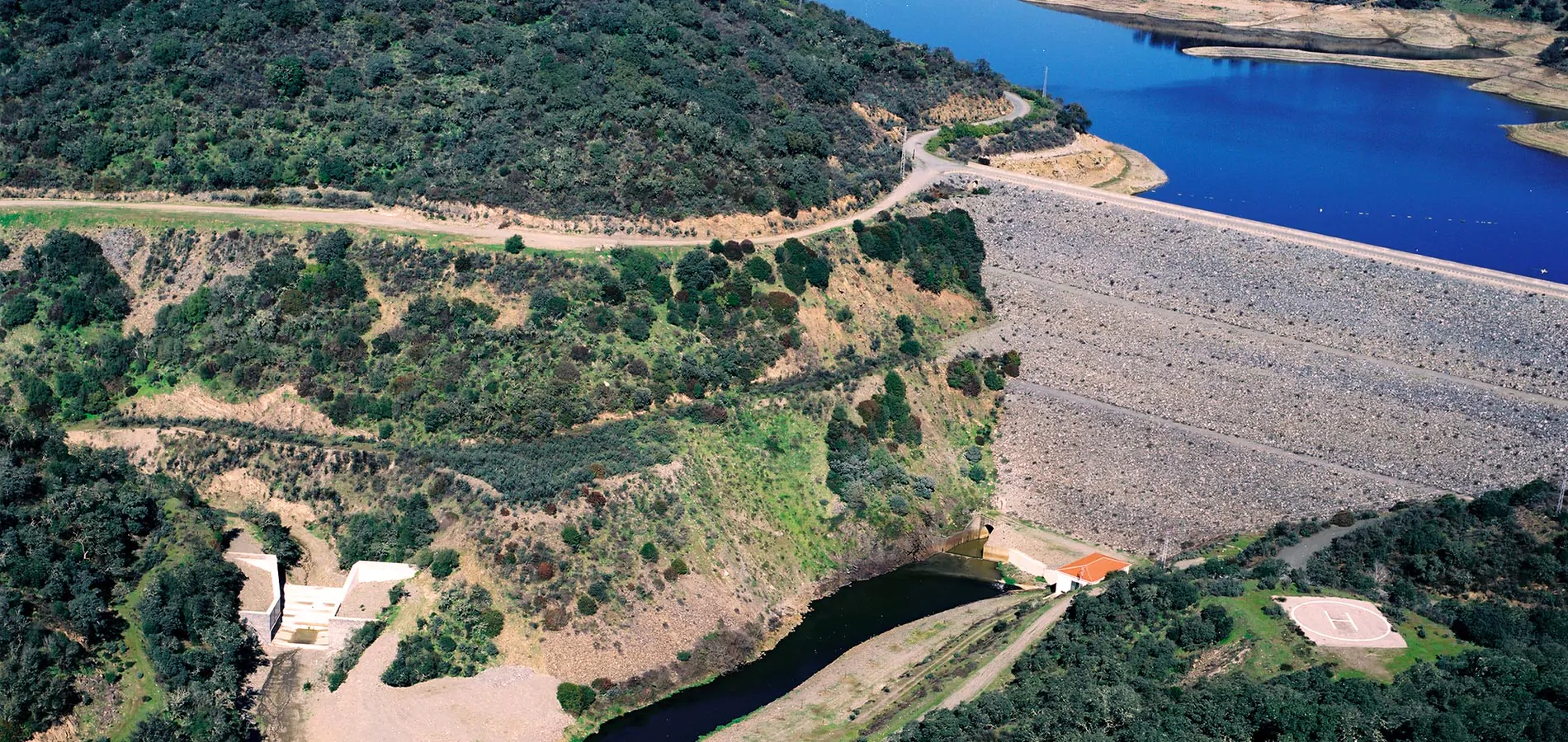 captacion alliviadero presa huesna