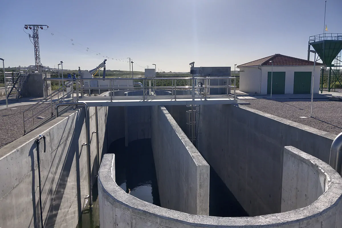 Sando Construcción, junto a Sando Agua se encargan de la ejecución de una serie de agrupaciones de vertidos y la EDAR de Peñaflor, en Sevilla.