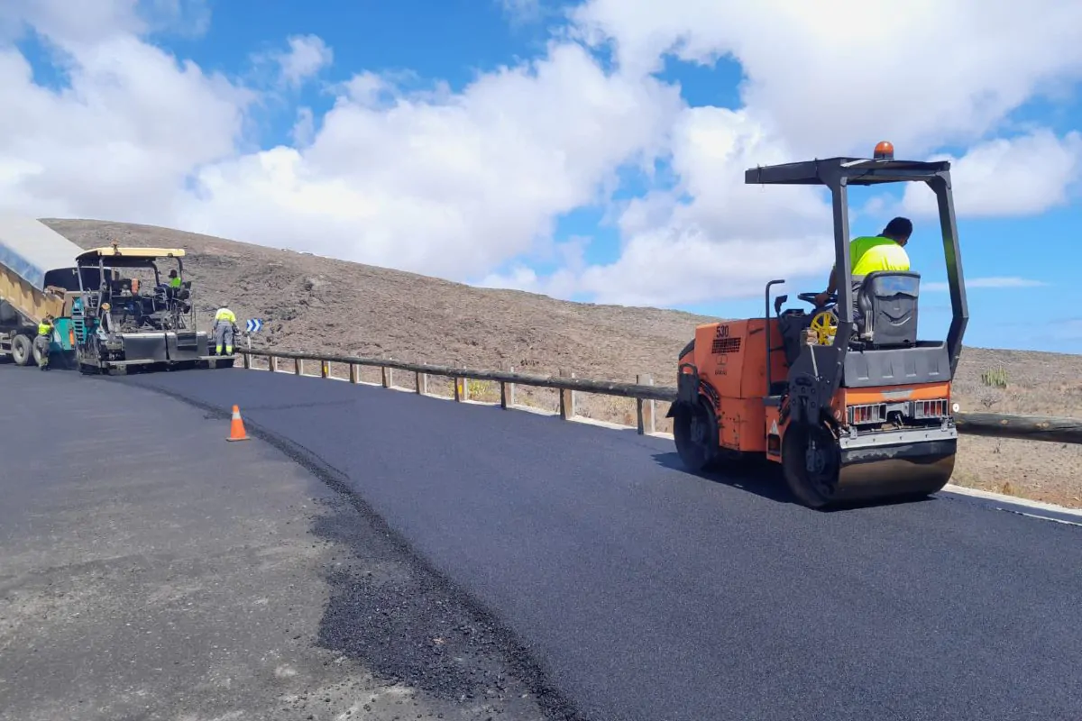 El Cabildo de La Gomera ha aprobado la renovación de la prestación del servicio de mantenimiento y conservación de carreteras que lleva a cabo Conacon Sando en la isla. Una prórroga que permitirá la continuidad del servicio hasta 2026 con una inversión de 4,4 millones de euros, como ha anunciado el propio Cabildo.