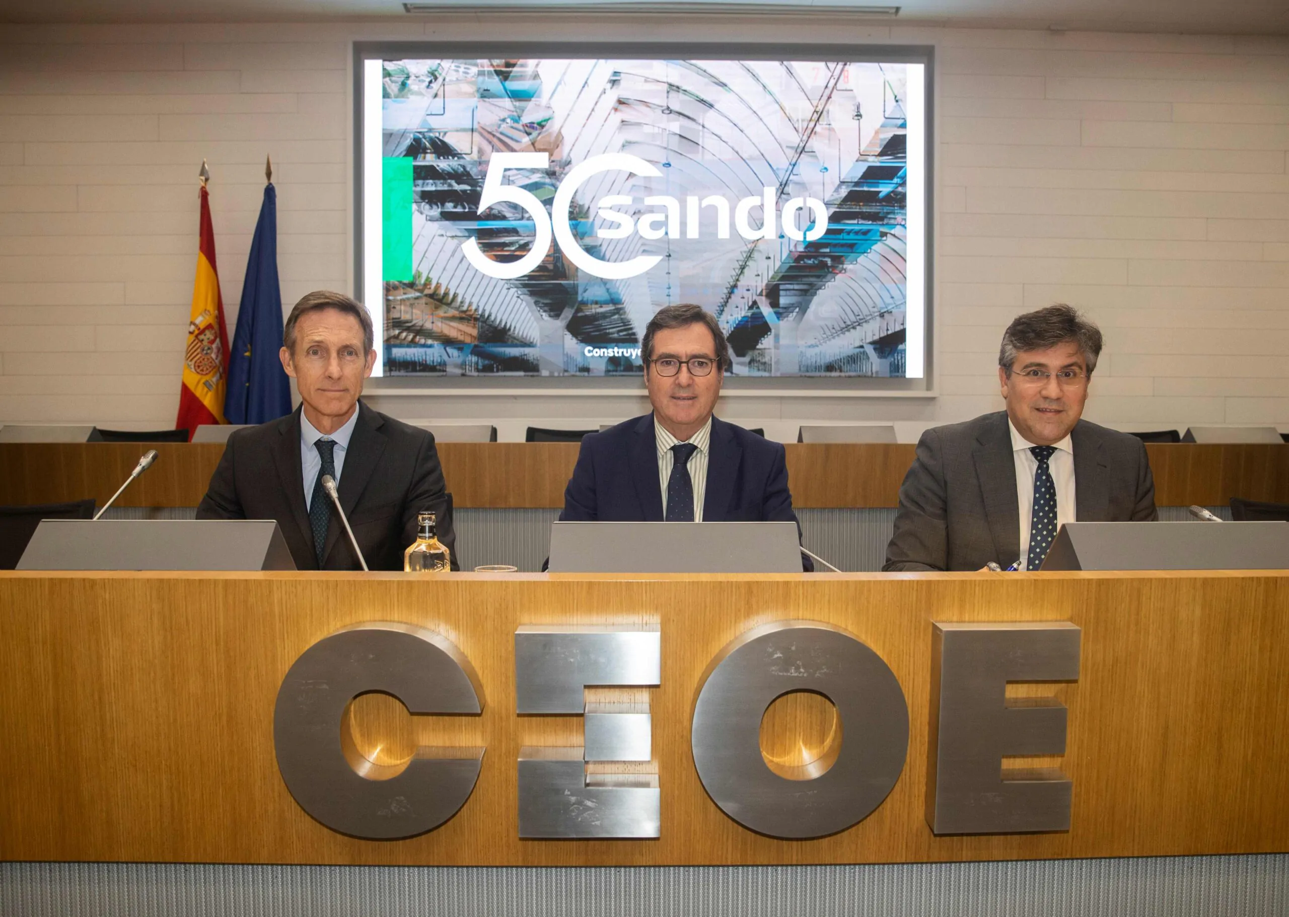 El presidente ejecutivo de Sando, Luis Sánchez Manzano, ha presentado en la sede de CEOE el libro conmemorativo del 50 Aniversario de la constitución de la empresa, Sando, 50 años construyendo futuro, acompañado por el presidente de CEOE, Antonio Garamendi, y el presidente de la Confederación Nacional de la Construcción, Pedro Fernández Alén.