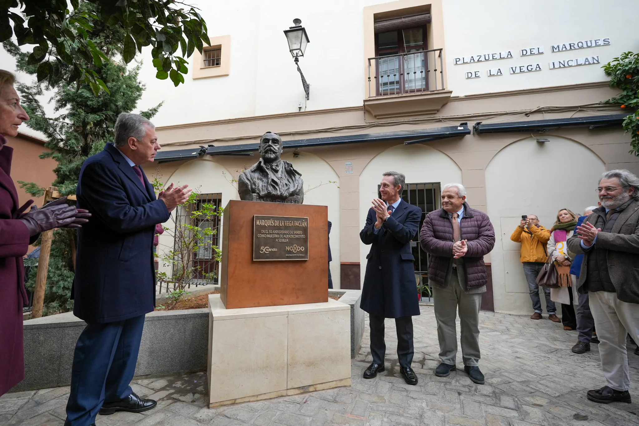 Sando obsequia a la ciudad de Sevilla con motivo de su 50 Aniversario una escultura del Marqués de la Vega Inclán