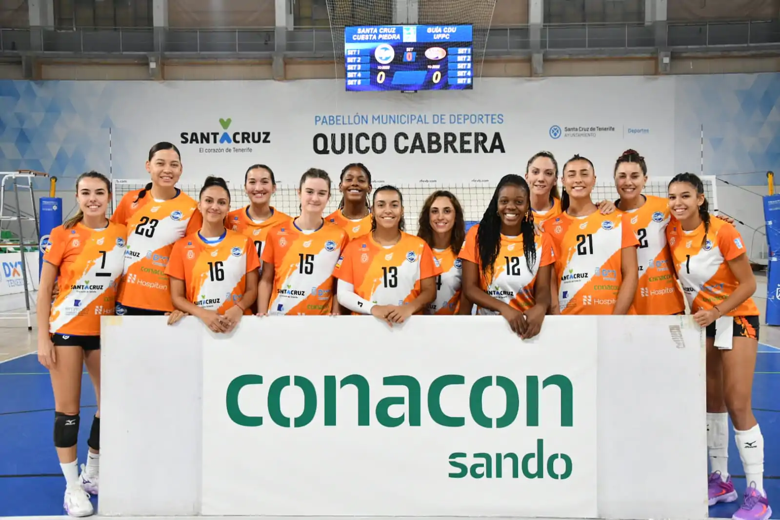 Conacon Sando ha ratificado otra temporada más su compromiso con el deporte femenino a través del Club de Voleibol Cuesta Piedra, el cual participa en la Superliga Femenina 2 de la Real Federación Española de Voleibol con su principal equipo el Santa Cruz Cuesta Piedra.