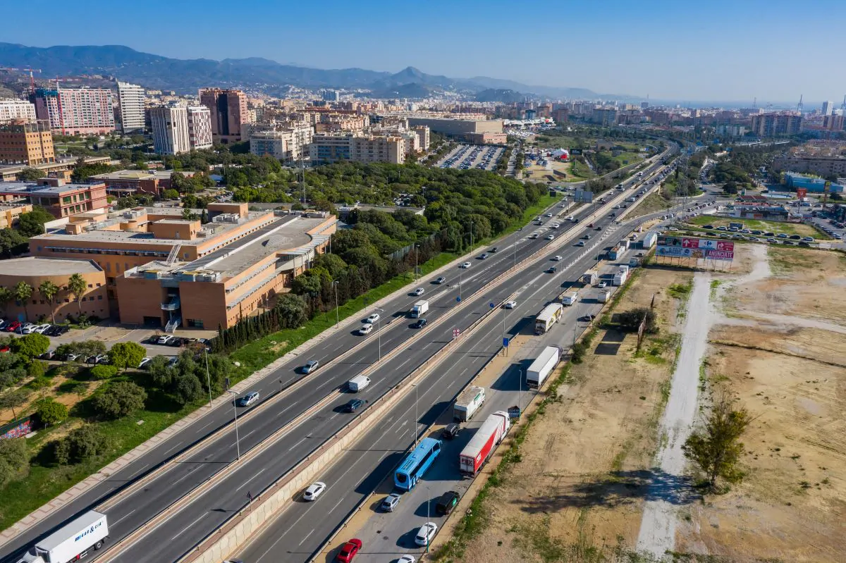 vEsta semana Sando Construcción ha iniciado las obras del carril BUS-VAO de acceso a Málaga por la autovía del Guadalhorce (A-357). Un proyecto de la Consejería de Fomento, Articulación del Territorio y Vivienda de la Junta de Andalucía con una inversión de 8,5 millones de euros.