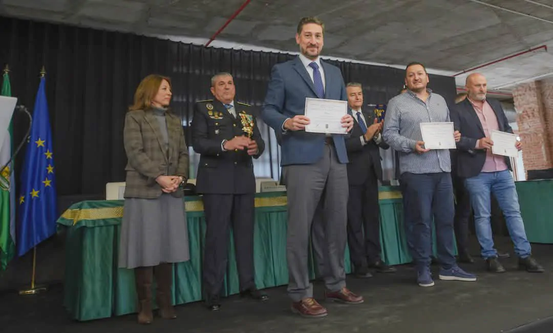 El alcalde de Vélez-Málaga, Jesús Lupiáñez, ha entregado a Althenia Sando la Orden del Mérito del Cuerpo de la Policía Local en la denominación de Felicitación Pública. Este reconocimiento pone en valor la labor de colaboración continuada de la compañía en favor del municipio, en especial en los episodios de precipitaciones anormales durante la DANA del pasado mes de octubre.