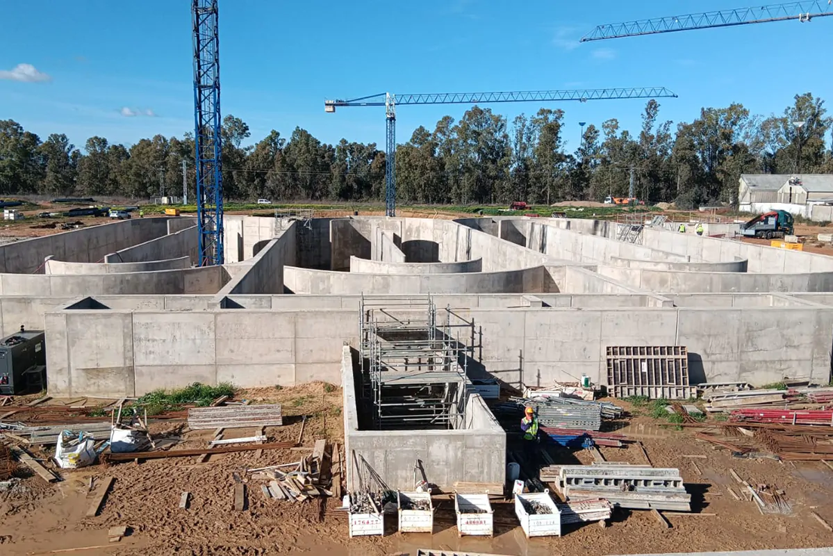 Sando Construcción está realizando en UTE la ejecución de la agrupación de vertidos de las poblaciones de Villanueva de la Serena y Don Benito para el Ministerio para la Transición Ecológica y Reto Demográfico. Un proyecto de más de 66 millones de euros que contempla la construcción de una nueva EDAR (Estación Depuradora de Aguas Residuales), seis tanques de tormentas y una red de 18 kilómetros de tuberías.